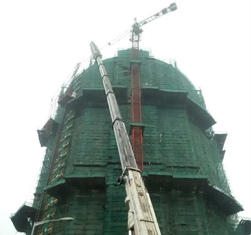 东莞吊车在工地上作业